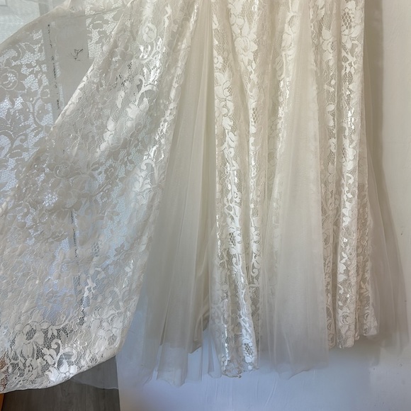 Cinderella Divinie White lace crystal embellished upper gown size 6 women’s - Picture 6 of 16